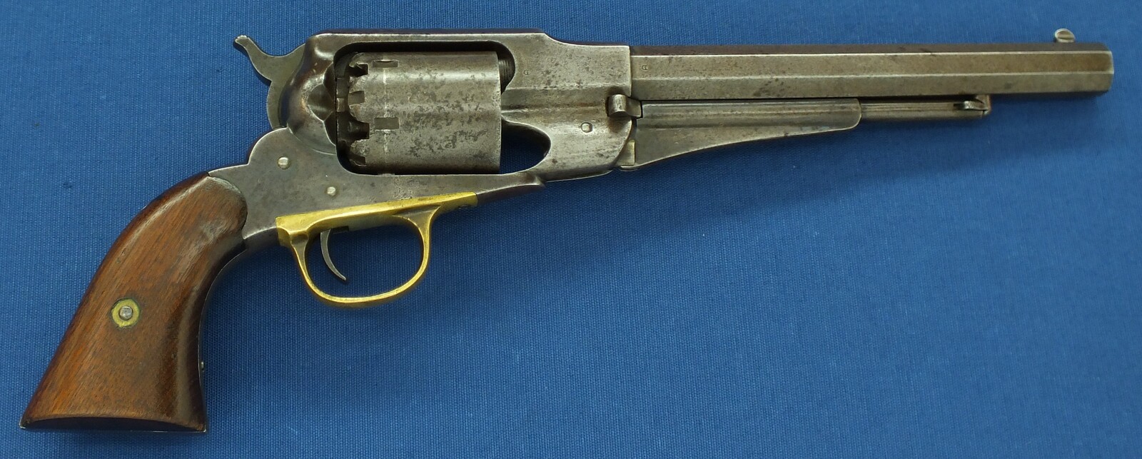 An antique American Civil War Remington New Model Army single action 6 shot Percussion Revolver, .44 caliber, 8 inch barrel, length 37 cm, in very good condition. Price 2.750 euro.