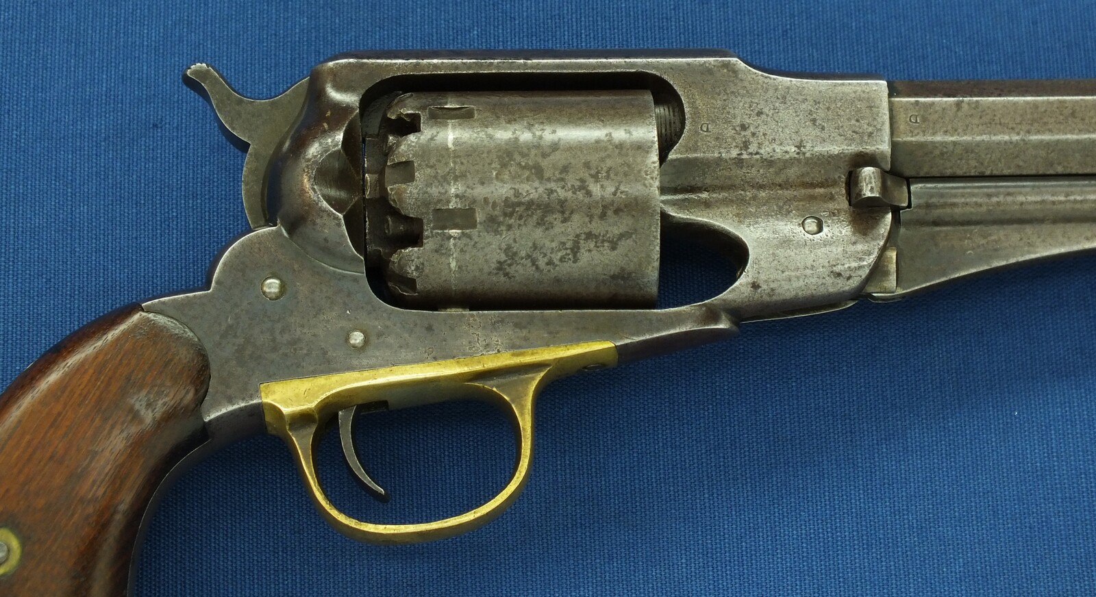 An antique American Civil War Remington New Model Army single action 6 shot Percussion Revolver, .44 caliber, 8 inch barrel, length 37 cm, in very good condition. Price 2.750 euro.