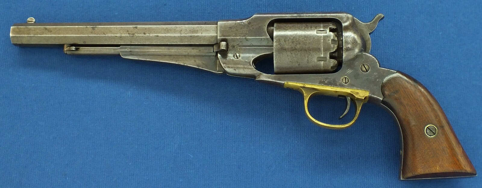 An antique American Civil War Remington New Model Army single action 6 shot Percussion Revolver, .44 caliber, 8 inch barrel, length 37 cm, in very good condition. Price 2.750 euro.