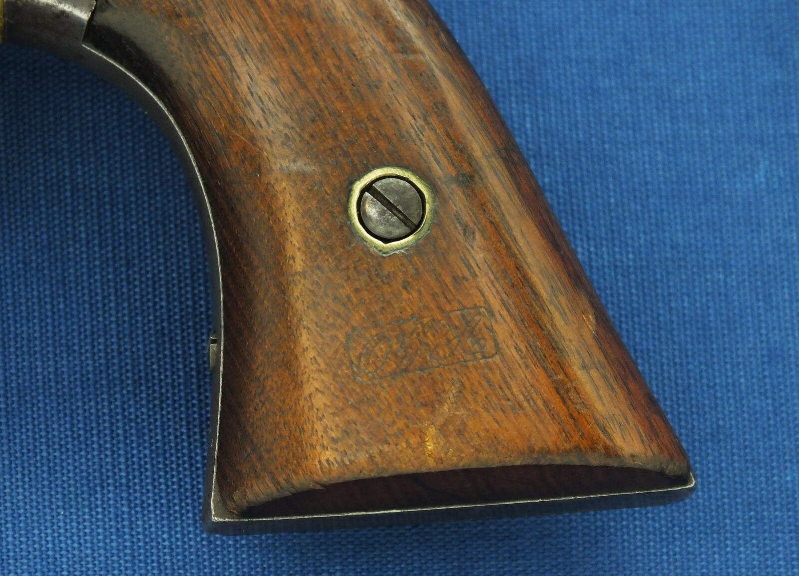 An antique American Civil War Remington New Model Army single action 6 shot Percussion Revolver, .44 caliber, 8 inch barrel, length 37 cm, in very good condition. Price 2.750 euro.