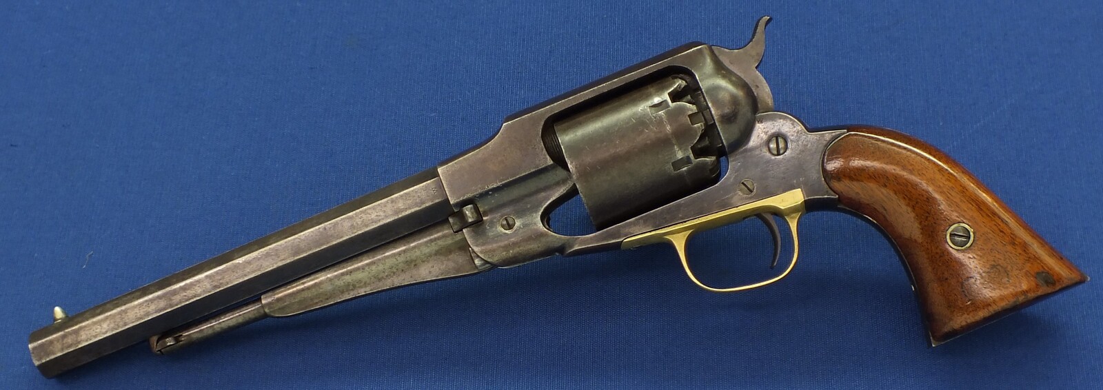 An antique American Civil War Remington Transitional New Model Army single action 6 shot Percussion Revolver, .44 caliber, 8 inch barrel, length 37 cm, in very good condition Price 3.975 euro