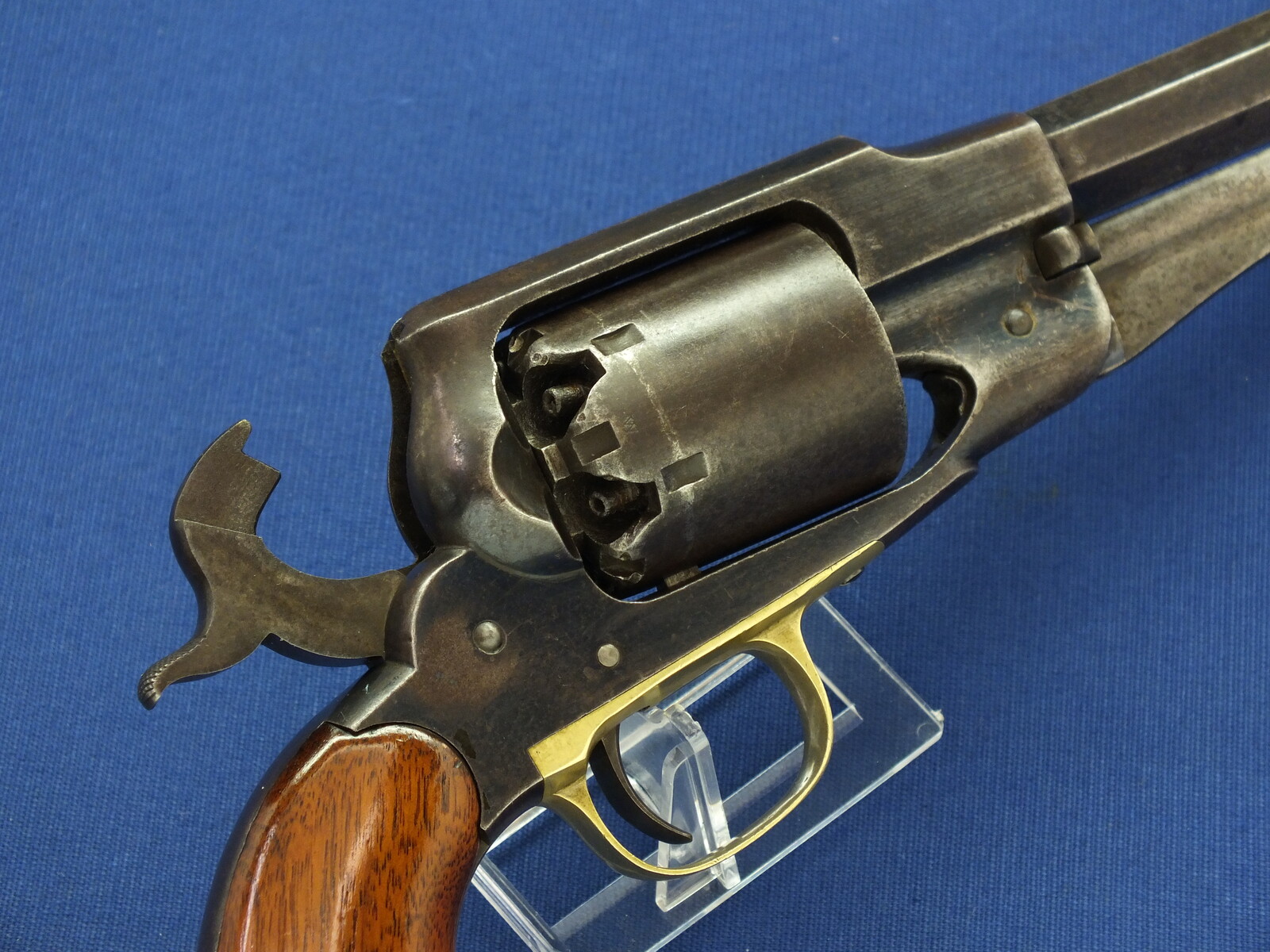 An antique American Civil War Remington Transitional New Model Army single action 6 shot Percussion Revolver, .44 caliber, 8 inch barrel, length 37 cm, in very good condition Price 3.975 euro