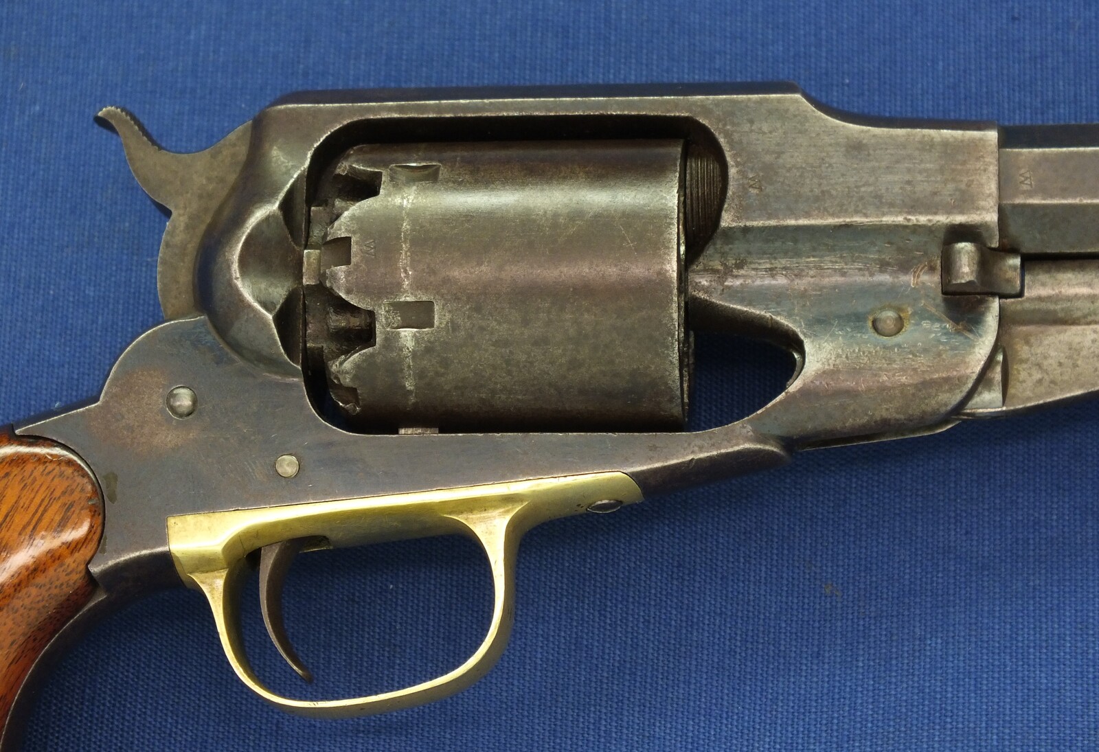 An antique American Civil War Remington Transitional New Model Army single action 6 shot Percussion Revolver, .44 caliber, 8 inch barrel, length 37 cm, in very good condition Price 3.975 euro