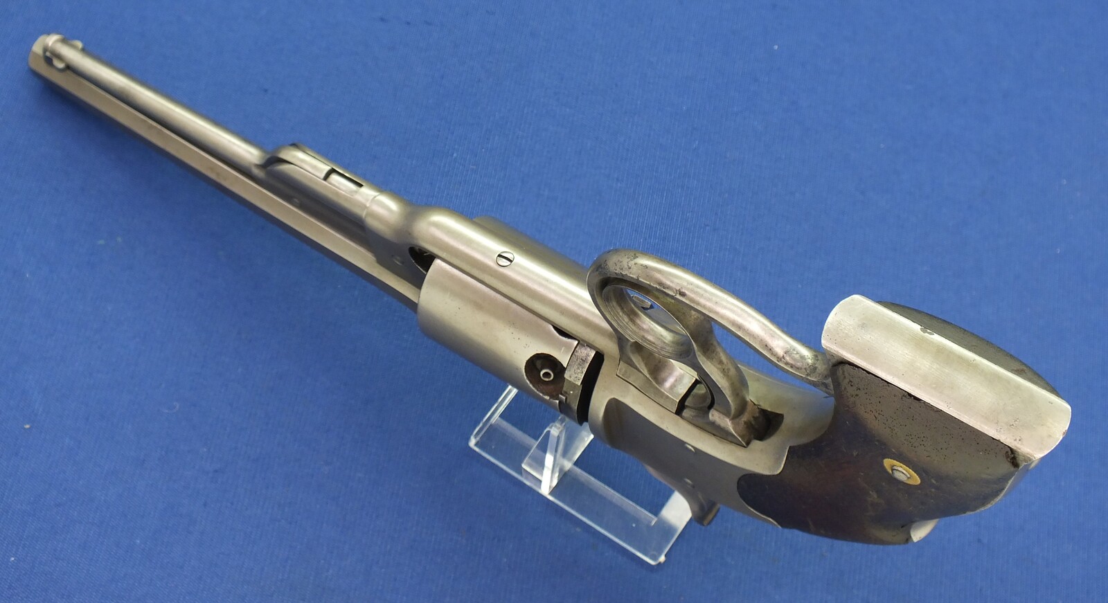 An antique American Civil War Savage Revolving Fire-Arms Co Navy Model Percussion Revolver, .36 caliber, 6 shot, 7 1/8 inch barrel , length  38cm, in very good condition. Price 3.250 euro