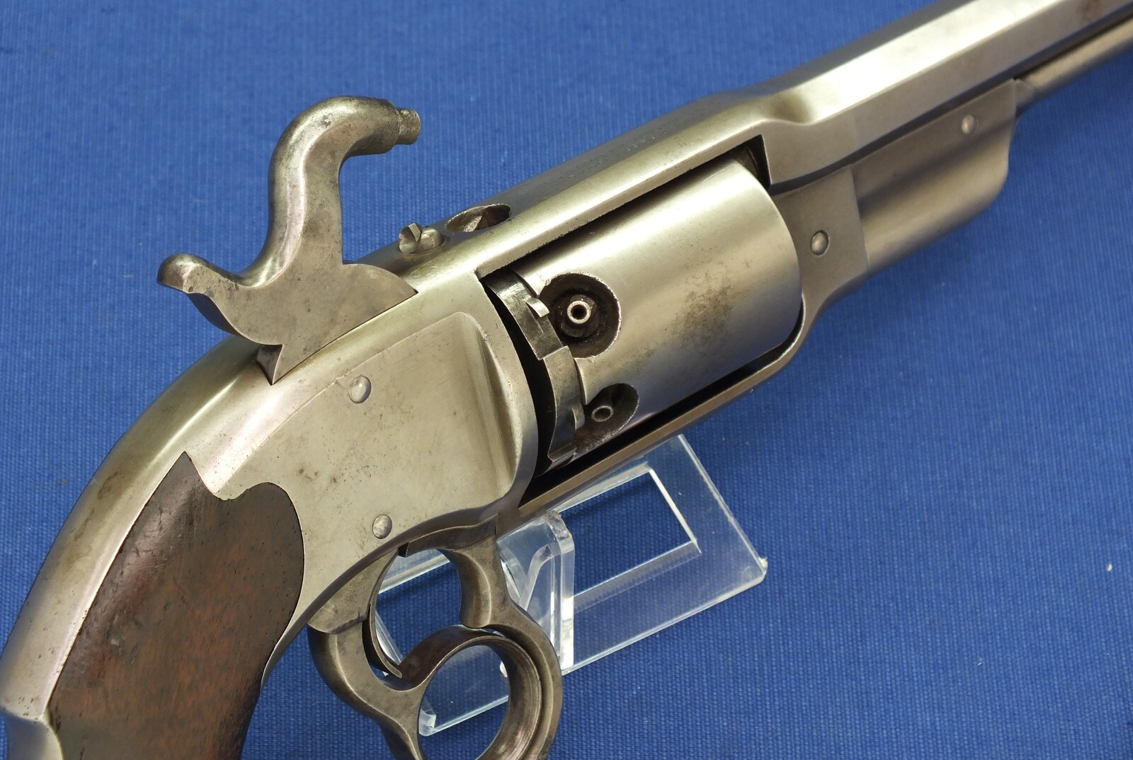 An antique American Civil War Savage Revolving Fire-Arms Co Navy Model Percussion Revolver, .36 caliber, 6 shot, 7 1/8 inch barrel , length  38cm, in very good condition. Price 3.250 euro