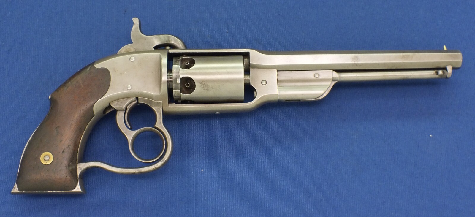 An antique American Civil War Savage Revolving Fire-Arms Co Navy Model Percussion Revolver, .36 caliber, 6 shot, 7 1/8 inch barrel , length  38cm, in very good condition. Price 3.250 euro