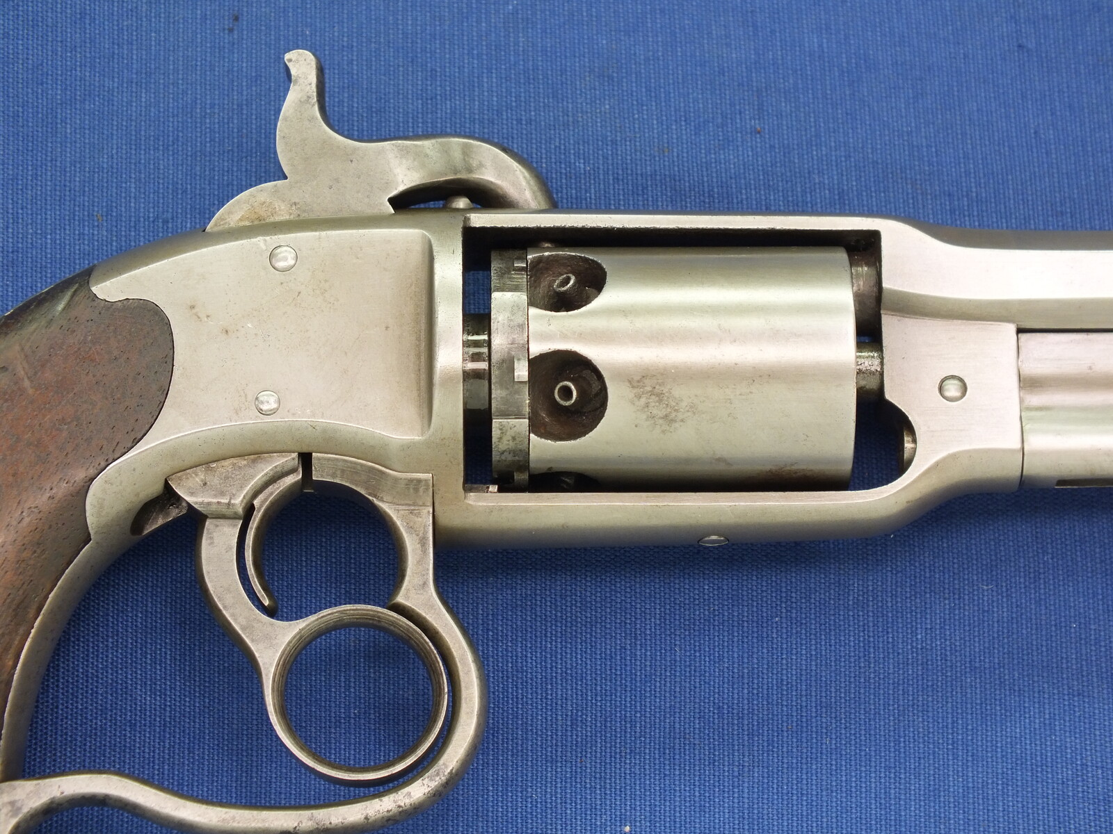 An antique American Civil War Savage Revolving Fire-Arms Co Navy Model Percussion Revolver, .36 caliber, 6 shot, 7 1/8 inch barrel , length  38cm, in very good condition. Price 3.250 euro