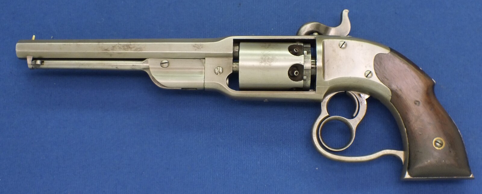 An antique American Civil War Savage Revolving Fire-Arms Co Navy Model Percussion Revolver, .36 caliber, 6 shot, 7 1/8 inch barrel , length  38cm, in very good condition. Price 3.250 euro