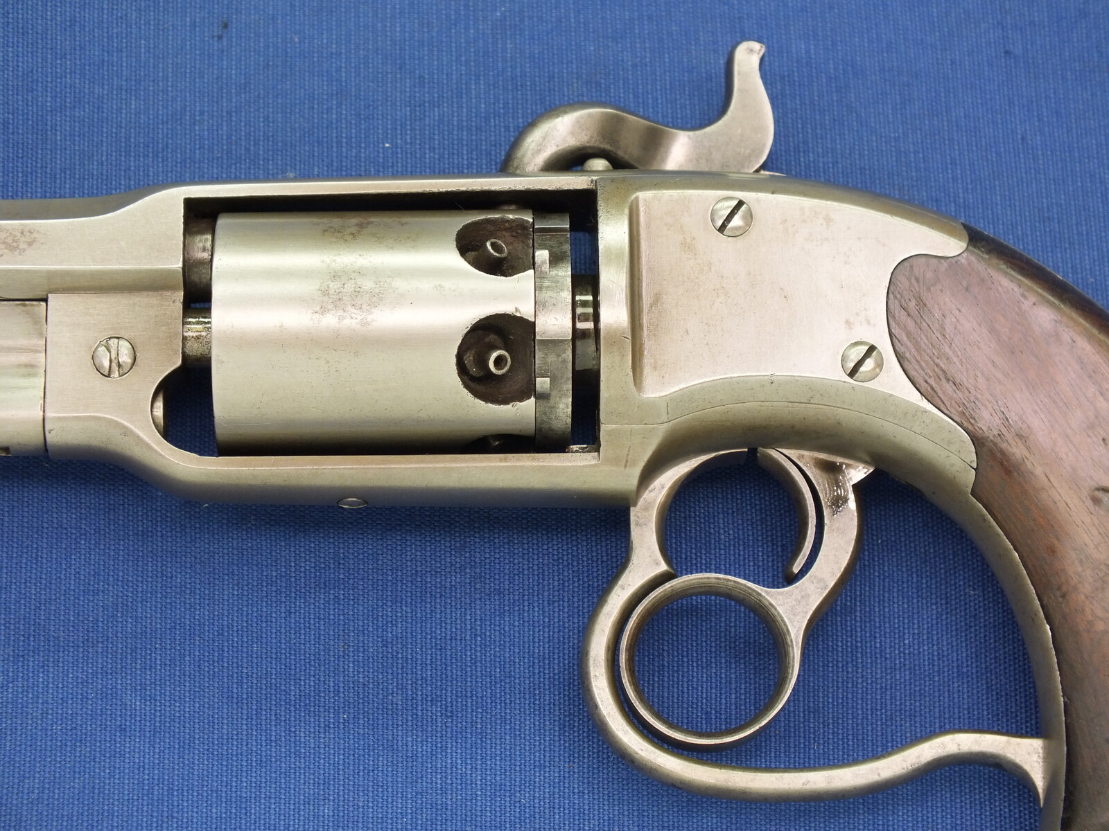 An antique American Civil War Savage Revolving Fire-Arms Co Navy Model Percussion Revolver, .36 caliber, 6 shot, 7 1/8 inch barrel , length  38cm, in very good condition. Price 3.250 euro