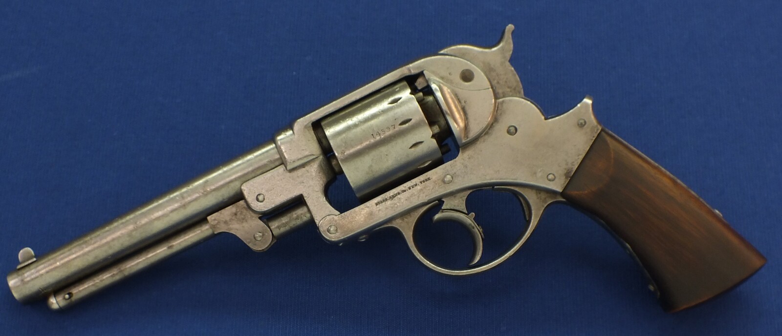 An antique American Civil War Starr Arms Co Double Action Model 1858 Army 6 shot percussion Revolver. 44 Caliber. Length 33cm. In good condition. Price 1.650 euro.