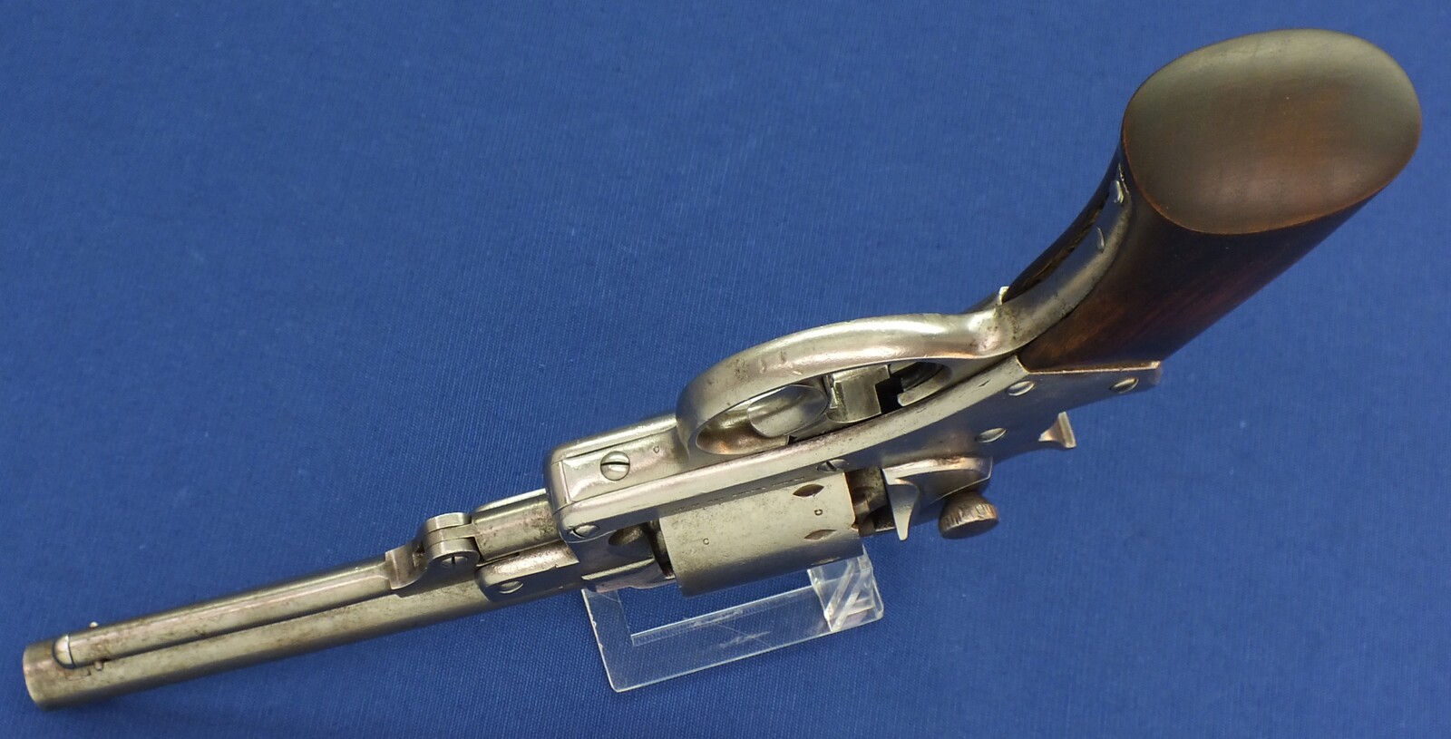An antique American Civil War Starr Arms Co Double Action Model 1858 Army 6 shot percussion Revolver. 44 Caliber. Length 33cm. In good condition. Price 1.650 euro.