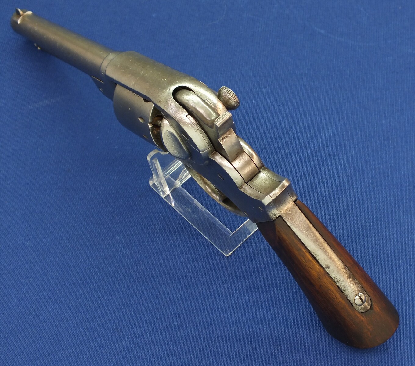 An antique American Civil War Starr Arms Co Double Action Model 1858 Army 6 shot percussion Revolver. 44 Caliber. Length 33cm. In good condition. Price 1.650 euro.