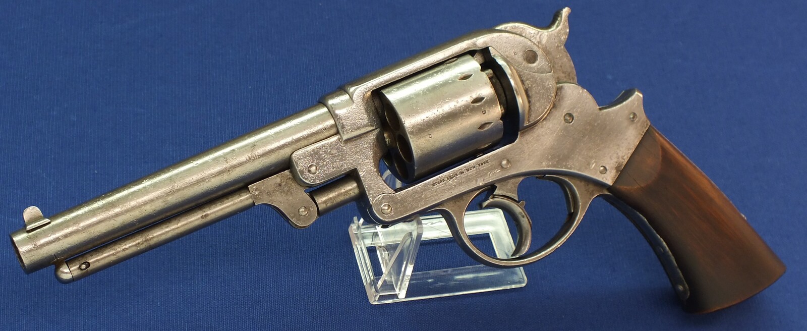 An antique American Civil War Starr Arms Co Double Action Model 1858 Army 6 shot percussion Revolver. 44 Caliber. Length 33cm. In good condition. Price 1.650 euro.