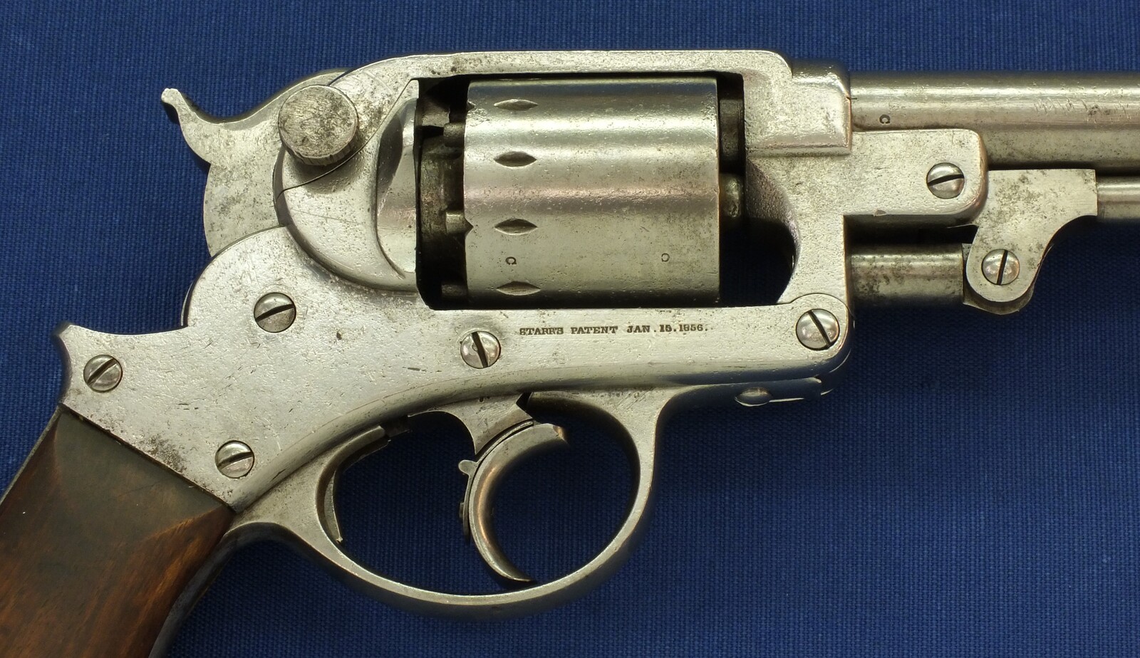 An antique American Civil War Starr Arms Co Double Action Model 1858 Army 6 shot percussion Revolver. 44 Caliber. Length 33cm. In good condition. Price 1.650 euro.