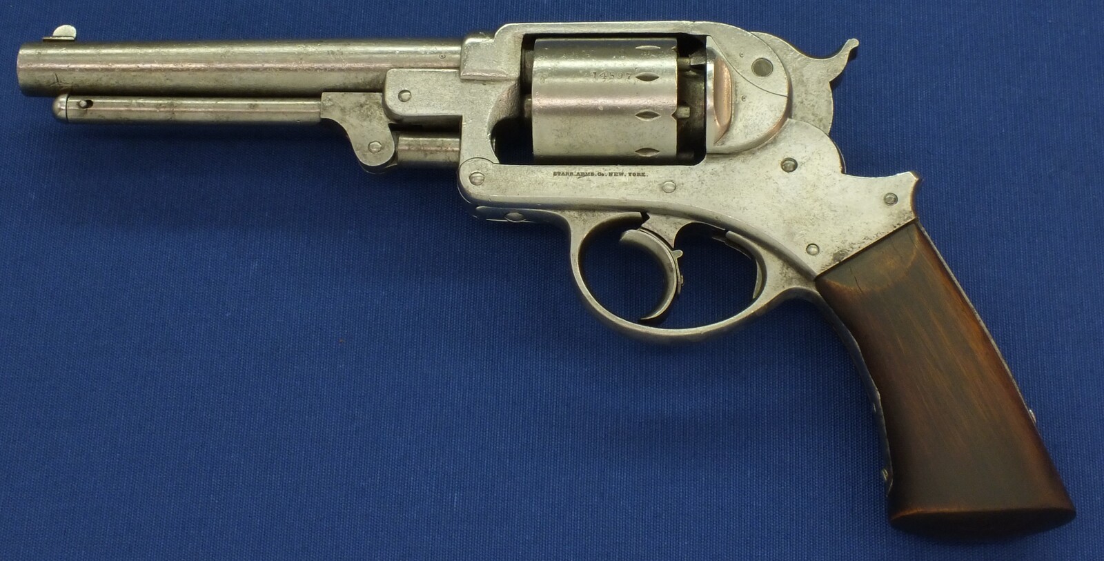 An antique American Civil War Starr Arms Co Double Action Model 1858 Army 6 shot percussion Revolver. 44 Caliber. Length 33cm. In good condition. Price 1.650 euro.
