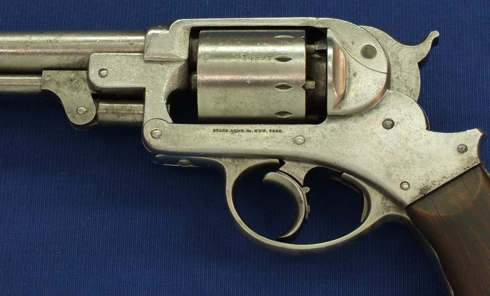 An antique American Civil War Starr Arms Co Double Action Model 1858 Army 6 shot percussion Revolver. 44 Caliber. Length 33cm. In good condition. Price 1.650 euro.
