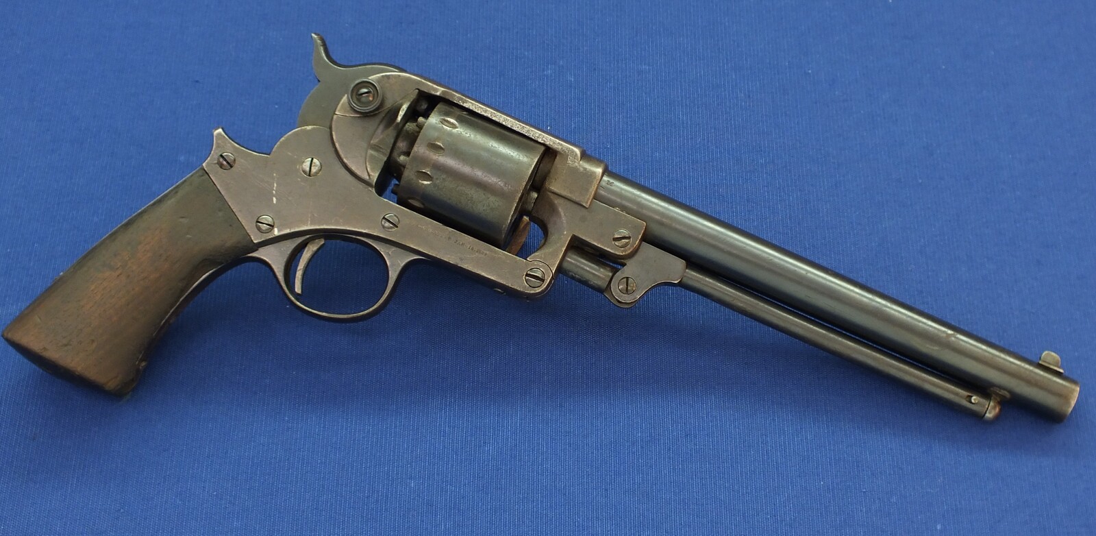 An antique American Civil War Starr Arms Co Single Action Model 1863 Army 6 shot percussion Revolver. 44 Caliber. Length 37,5cm. In good/very good condition. Price 2.150 euro.
