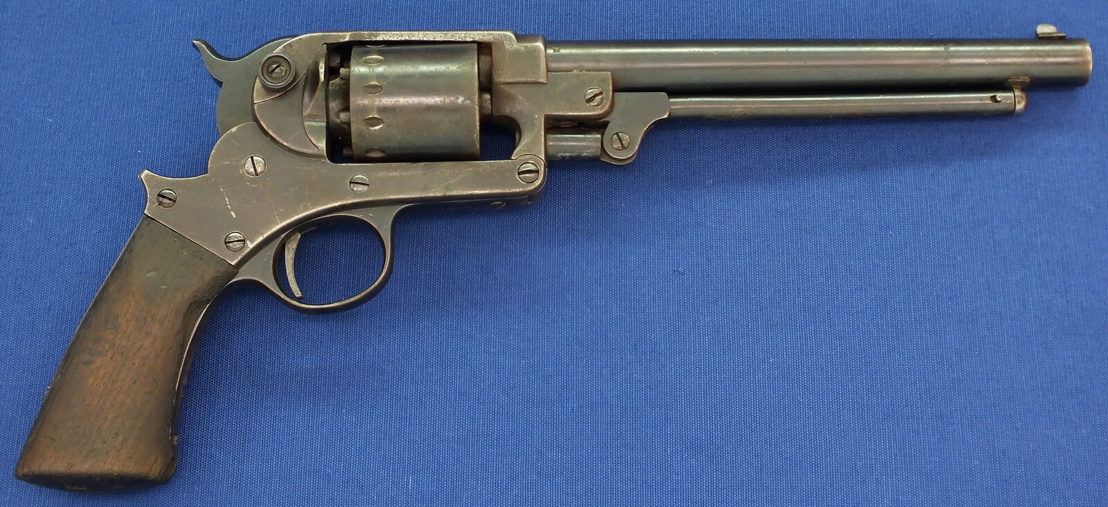 An antique American Civil War Starr Arms Co Single Action Model 1863 Army 6 shot percussion Revolver. 44 Caliber. Length 37,5cm. In good/very good condition. Price 2.150 euro.