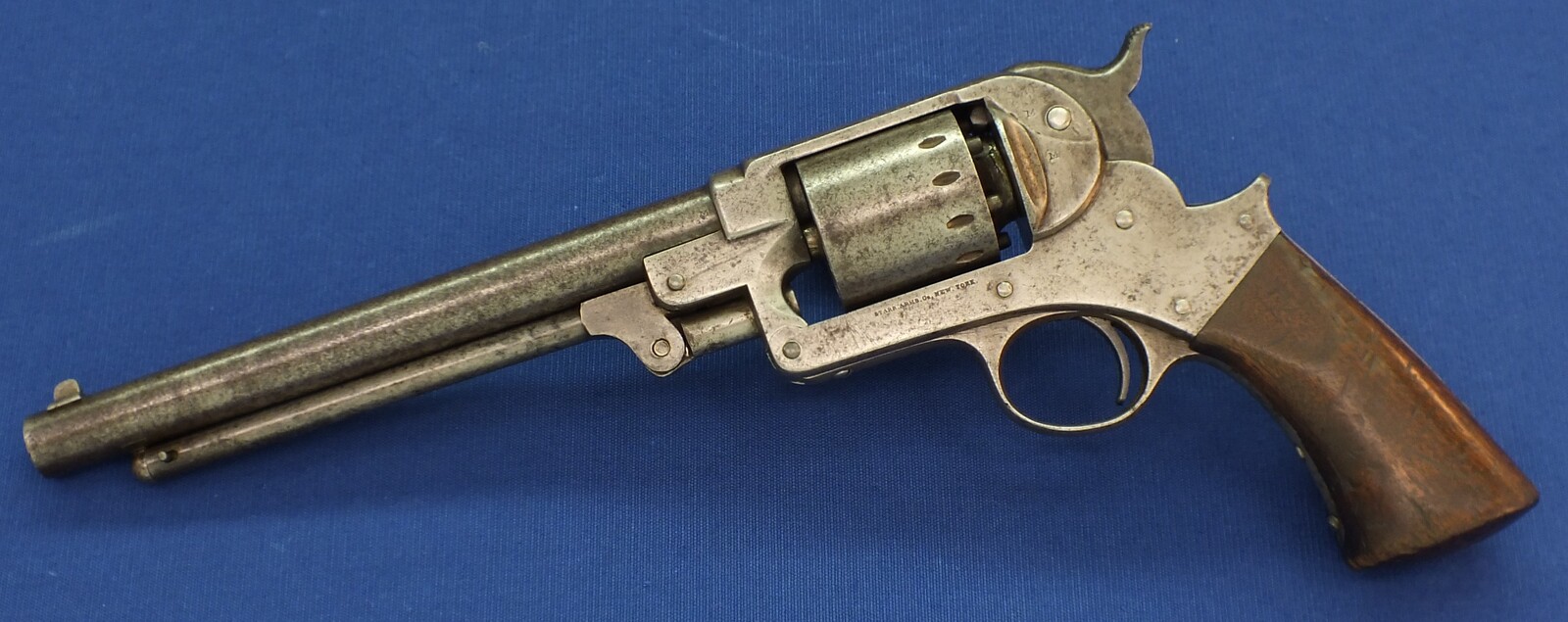 An antique American Civil War Starr Arms Co Single Action Model 1863 Army 6 shot percussion Revolver. 44 Caliber. Length 37,5cm. In good/very good condition. Price 2.250 euro.