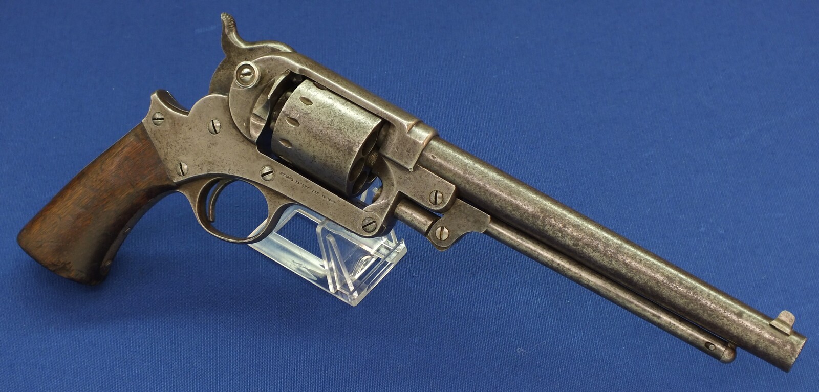 An antique American Civil War Starr Arms Co Single Action Model 1863 Army 6 shot percussion Revolver. 44 Caliber. Length 37,5cm. In good/very good condition. Price 2.250 euro.
