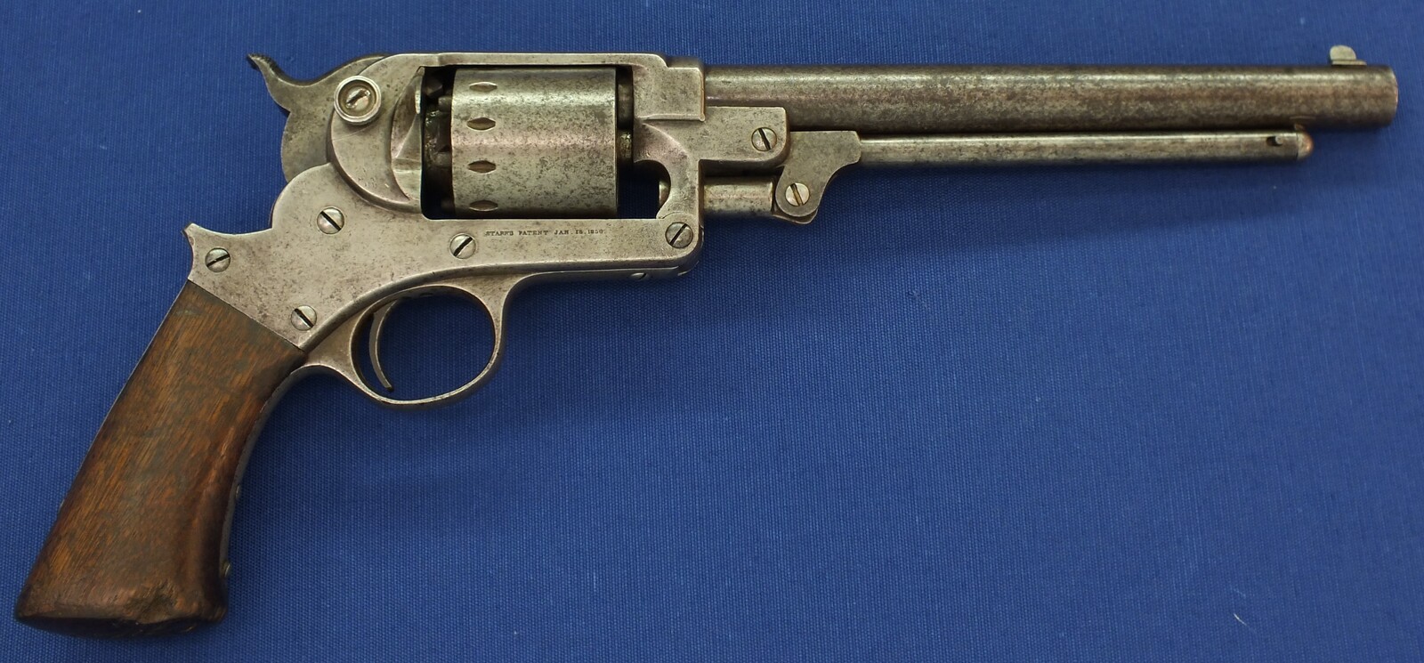 An antique American Civil War Starr Arms Co Single Action Model 1863 Army 6 shot percussion Revolver. 44 Caliber. Length 37,5cm. In good/very good condition. Price 2.250 euro.