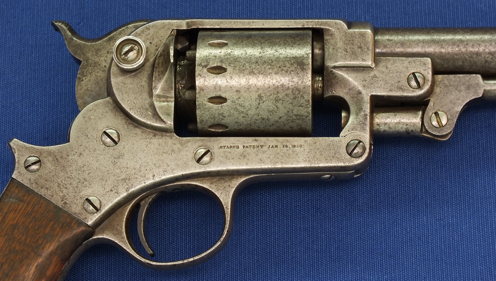 An antique American Civil War Starr Arms Co Single Action Model 1863 Army 6 shot percussion Revolver. 44 Caliber. Length 37,5cm. In good/very good condition. Price 2.250 euro.