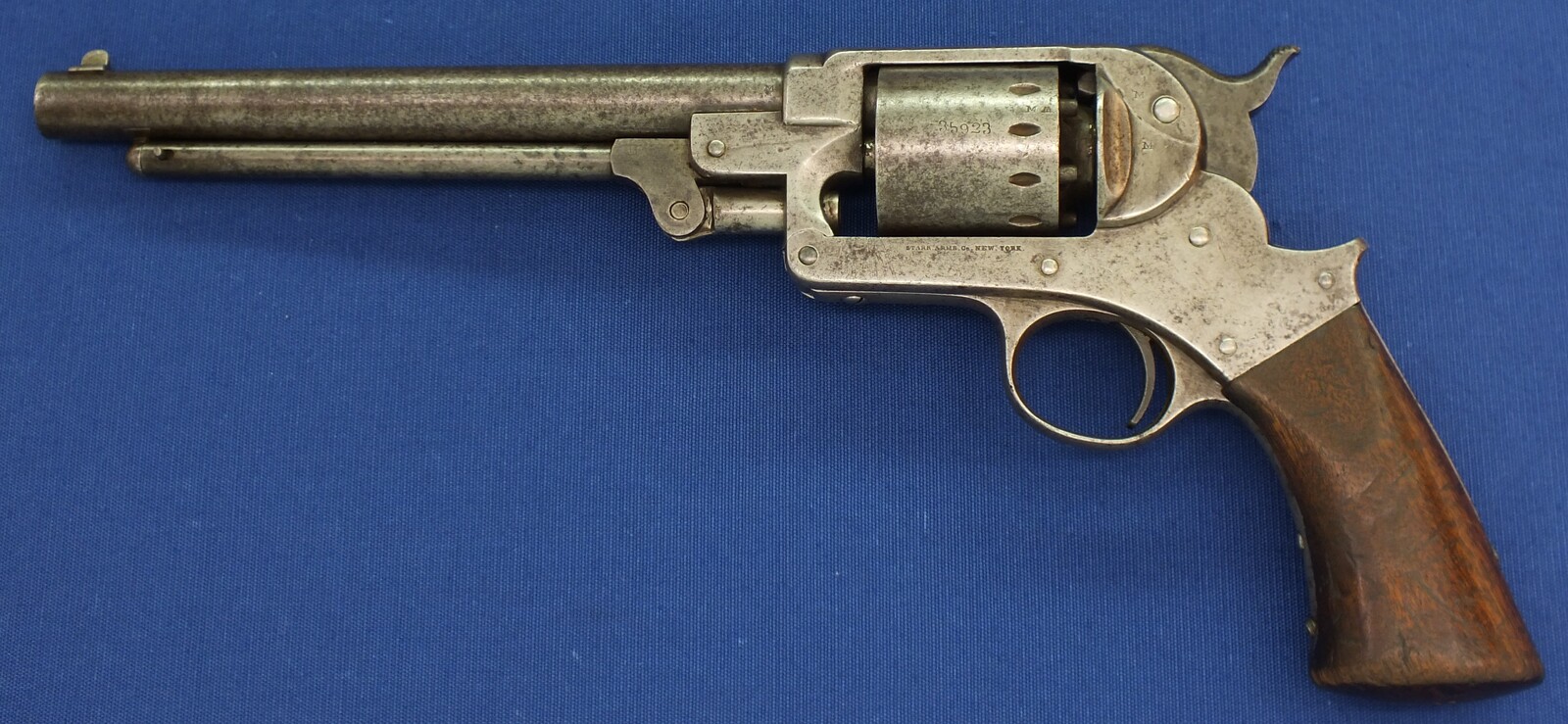 An antique American Civil War Starr Arms Co Single Action Model 1863 Army 6 shot percussion Revolver. 44 Caliber. Length 37,5cm. In good/very good condition. Price 2.250 euro.