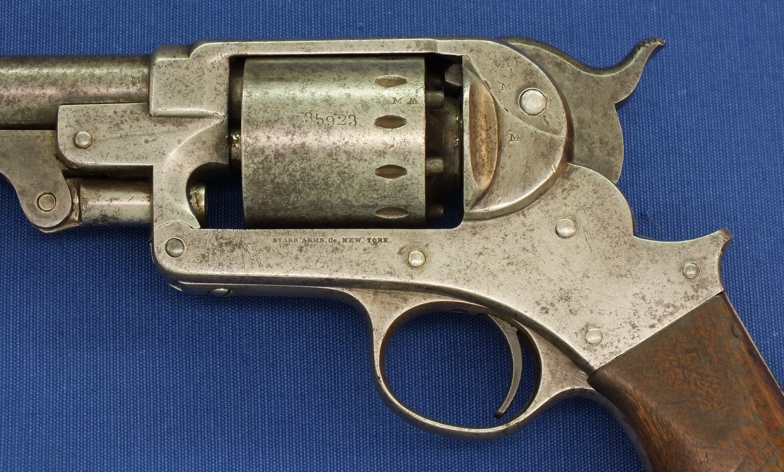 An antique American Civil War Starr Arms Co Single Action Model 1863 Army 6 shot percussion Revolver. 44 Caliber. Length 37,5cm. In good/very good condition. Price 2.250 euro.