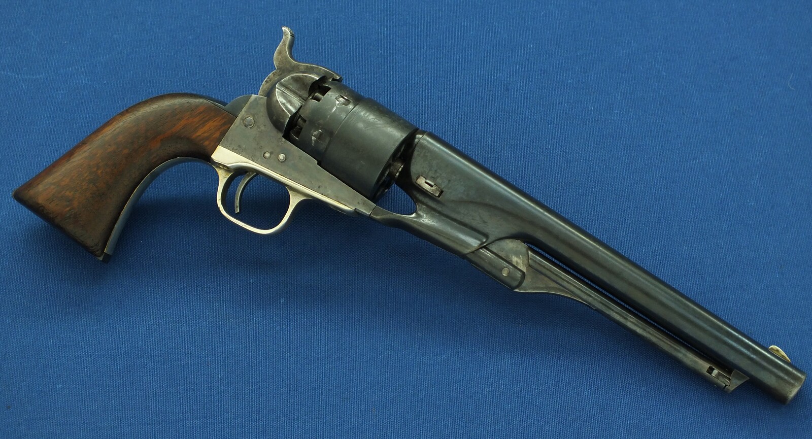 An antique American Civilian Colt Model 1860 Army percussion revolver. 6 shot 44 caliber, 8 inch barrel with New York address. Length 37cm. In very good condition. 