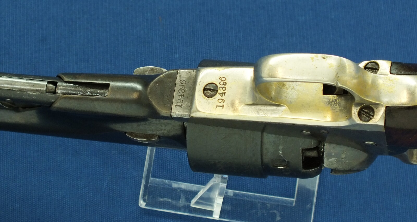 An antique American Civilian Colt Model 1860 Army percussion revolver. 6 shot 44 caliber, 8 inch barrel with New York address. Length 37cm. In very good condition. Price 3.500 euro.