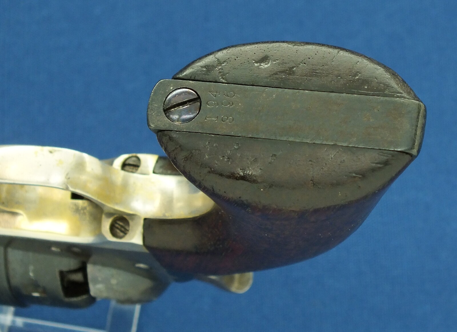 An antique American Civilian Colt Model 1860 Army percussion revolver. 6 shot 44 caliber, 8 inch barrel with New York address. Length 37cm. In very good condition. Price 3.500 euro.