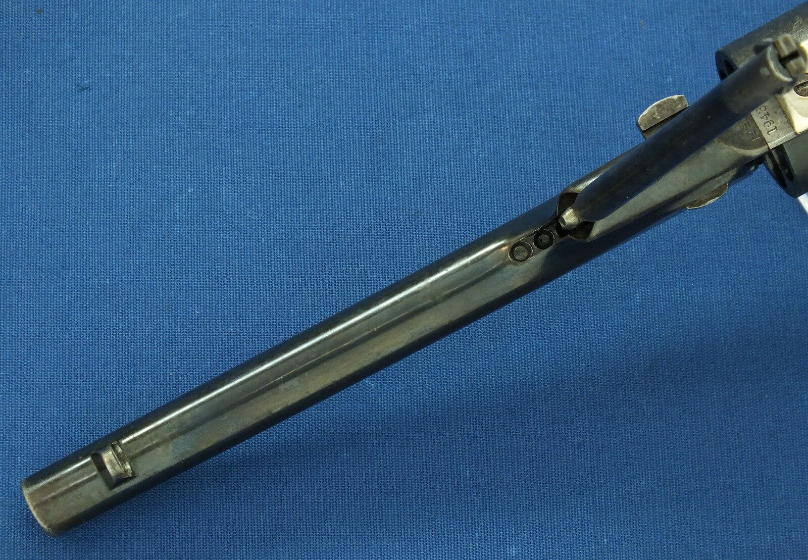 An antique American Civilian Colt Model 1860 Army percussion revolver. 6 shot 44 caliber, 8 inch barrel with New York address. Length 37cm. In very good condition. Price 3.500 euro.