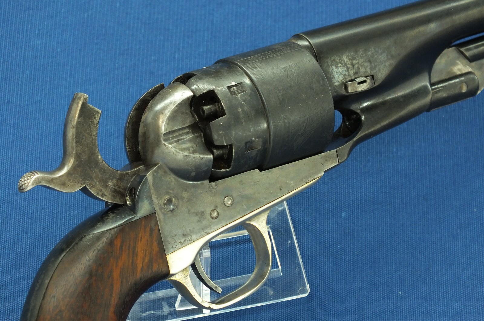 An antique American Civilian Colt Model 1860 Army percussion revolver. 6 shot 44 caliber, 8 inch barrel with New York address. Length 37cm. In very good condition. Price 3.500 euro.