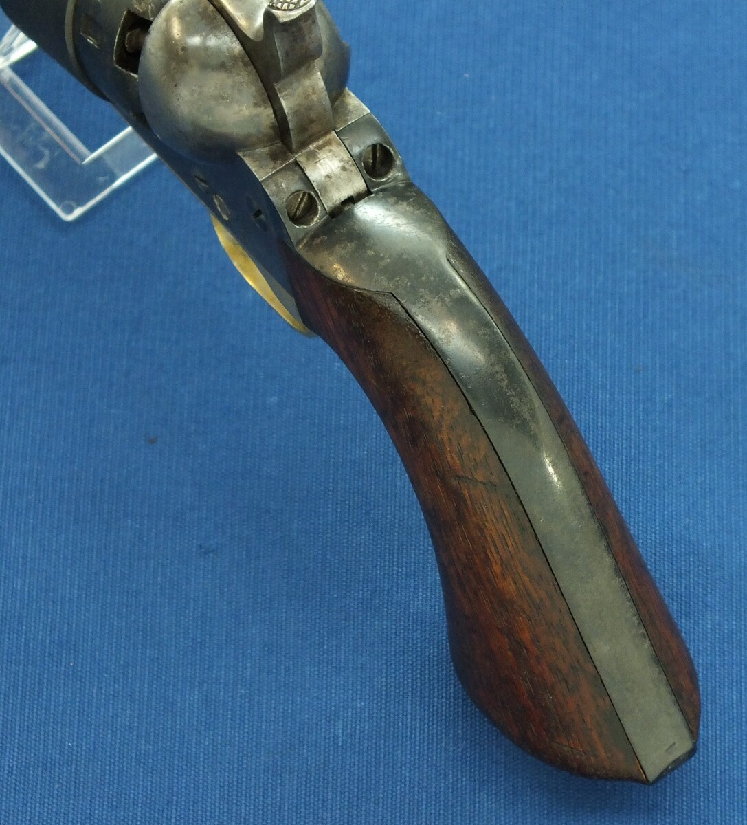 An antique American Civilian Colt Model 1860 Army percussion revolver. 6 shot 44 caliber, 8 inch barrel with New York address. Length 37cm. In very good condition. Price 3.500 euro.