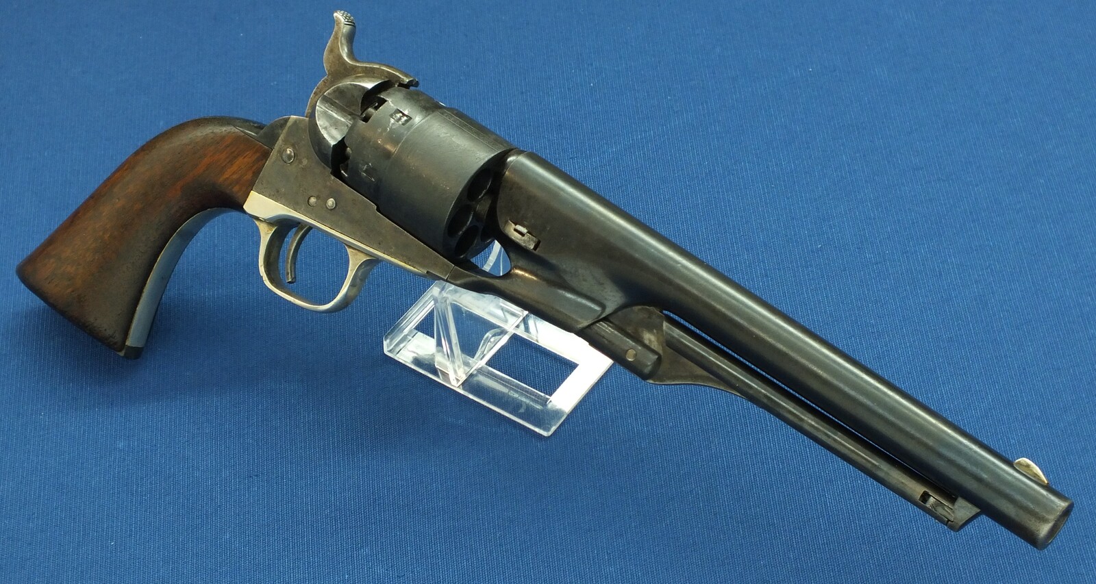 An antique American Civilian Colt Model 1860 Army percussion revolver. 6 shot 44 caliber, 8 inch barrel with New York address. Length 37cm. In very good condition. Price 3.500 euro.