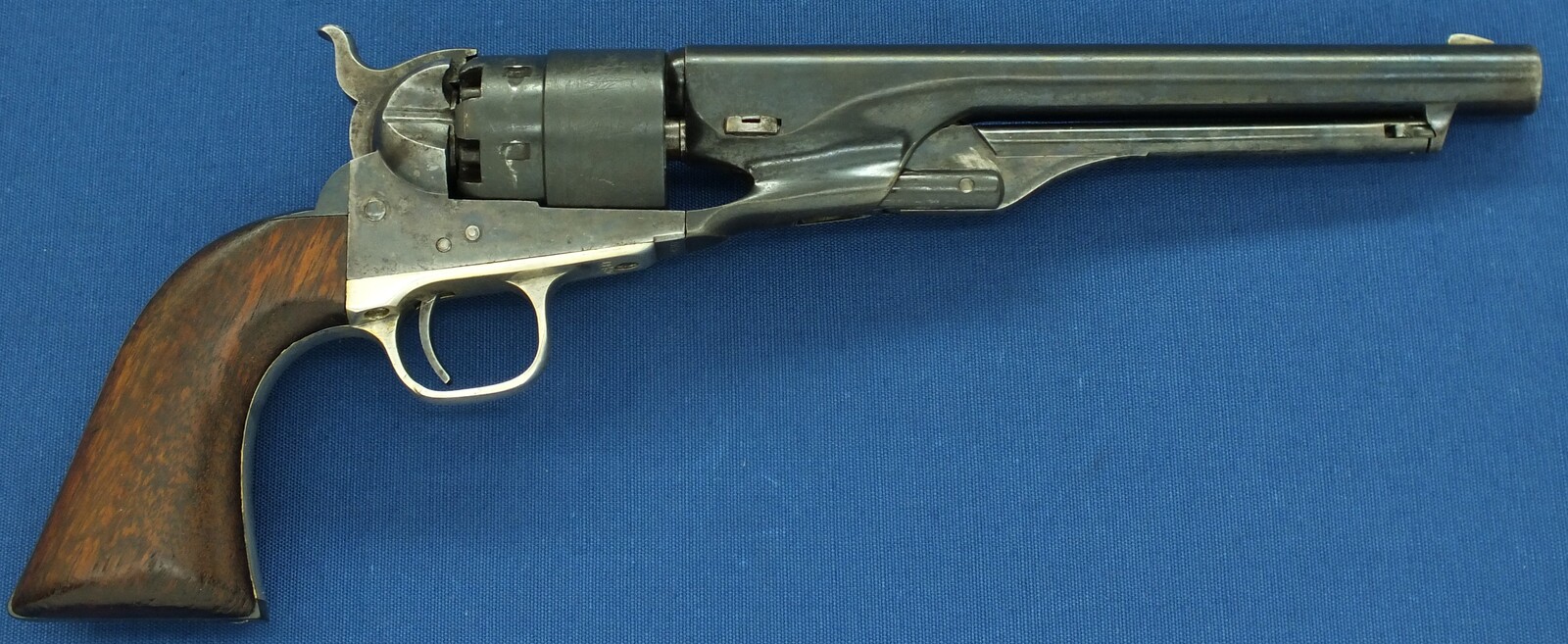An antique American Civilian Colt Model 1860 Army percussion revolver. 6 shot 44 caliber, 8 inch barrel with New York address. Length 37cm. In very good condition. Price 3.500 euro.
