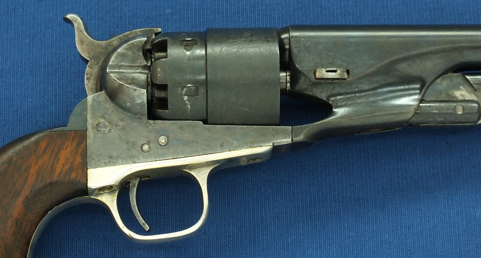 An antique American Civilian Colt Model 1860 Army percussion revolver. 6 shot 44 caliber, 8 inch barrel with New York address. Length 37cm. In very good condition. Price 3.500 euro.
