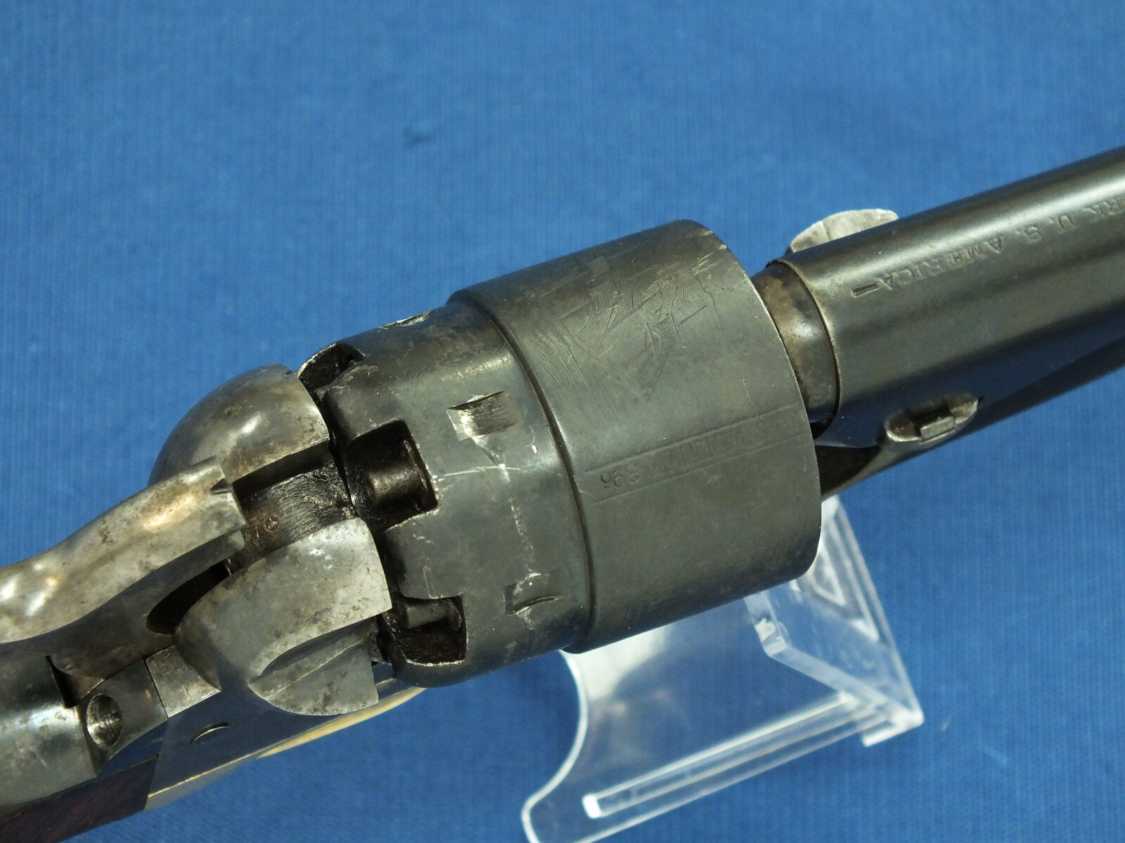 An antique American Civilian Colt Model 1860 Army percussion revolver. 6 shot 44 caliber, 8 inch barrel with New York address. Length 37cm. In very good condition. Price 3.500 euro.