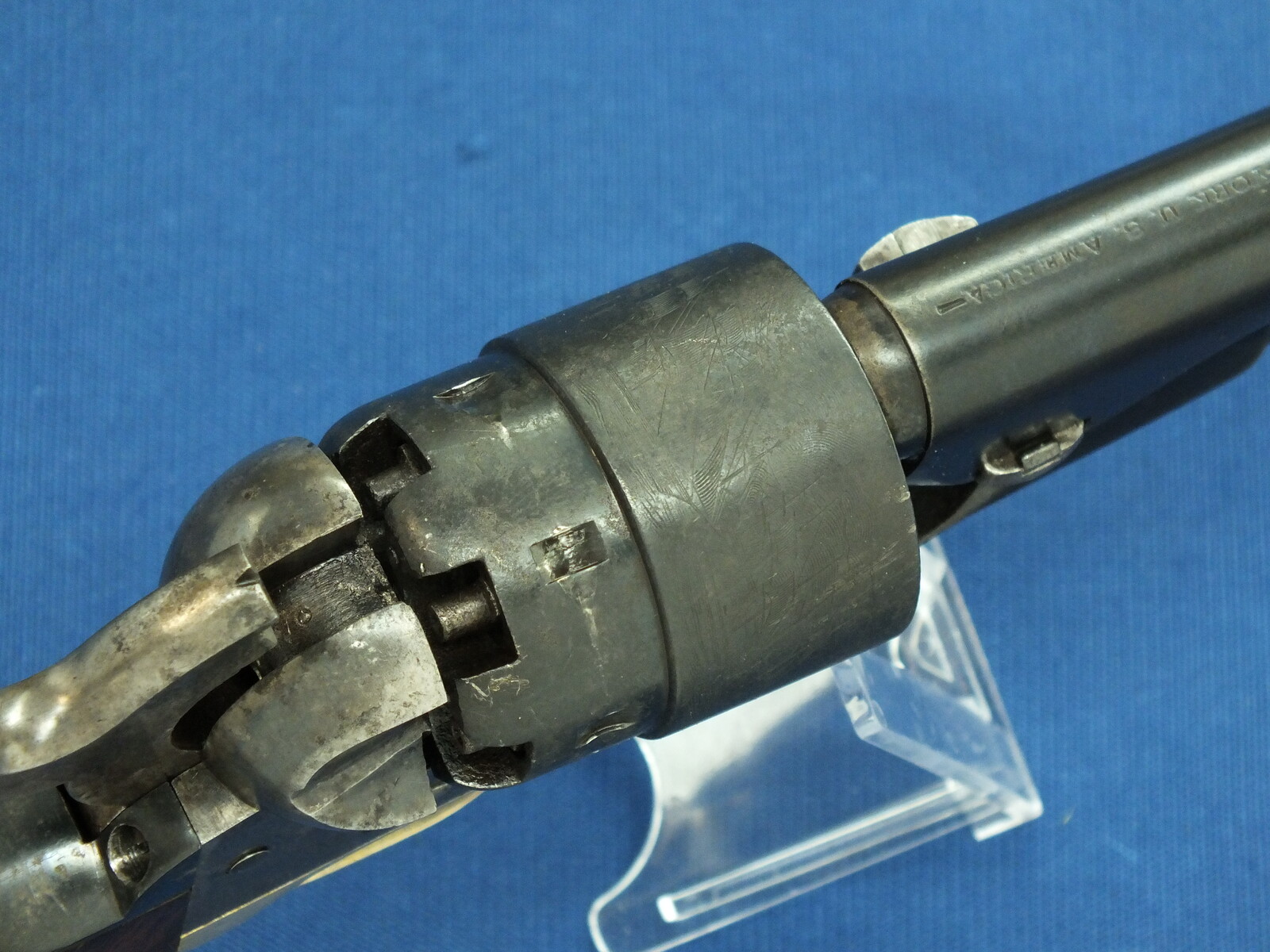 An antique American Civilian Colt Model 1860 Army percussion revolver. 6 shot 44 caliber, 8 inch barrel with New York address. Length 37cm. In very good condition. Price 3.500 euro.