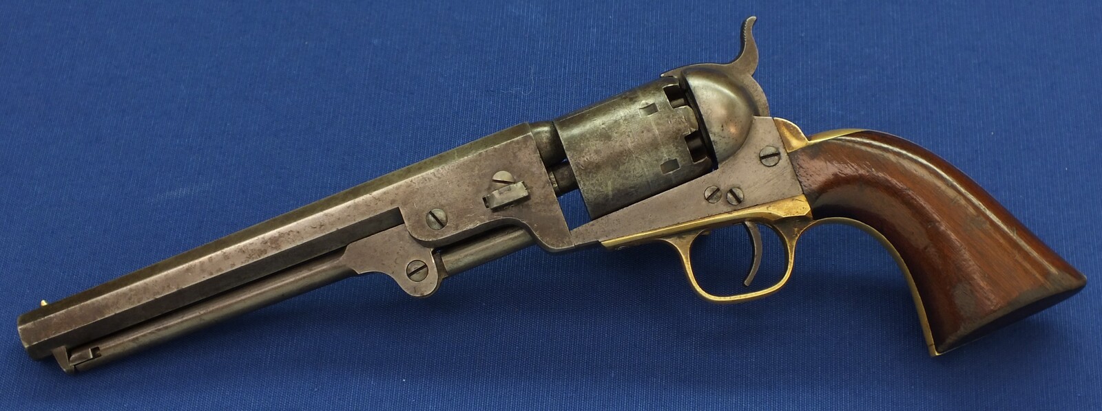 An antique American Colt Model 1851 Navy 6 shot Percussion Revolver, .36 caliber, 7 1/2 inch barrel with New York address, single action. In very good condition. Price 3.350 euro