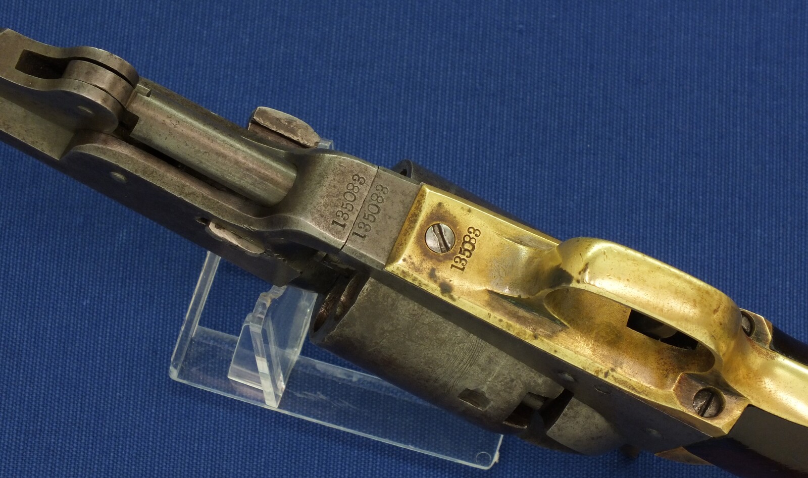 An antique American Colt Model 1851 Navy 6 shot Percussion Revolver, .36 caliber, 7 1/2 inch barrel with New York address, single action. In very good condition. Price 3.350 euro