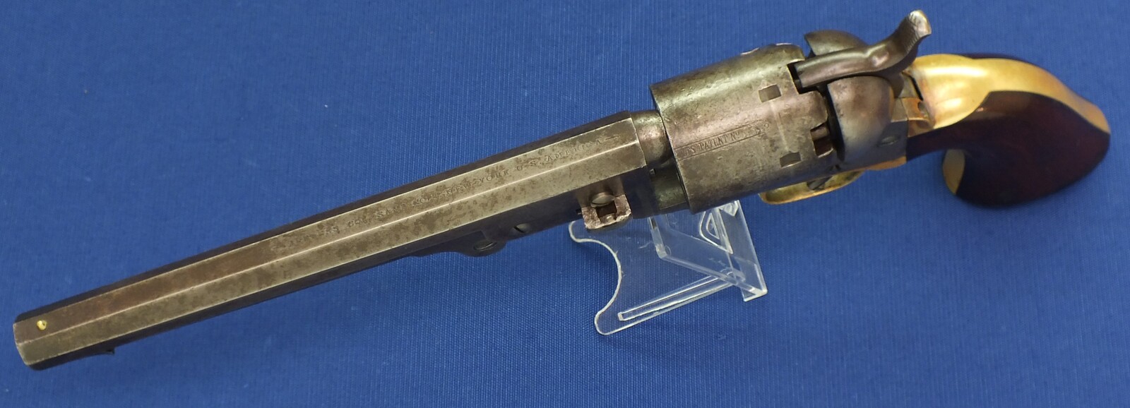 An antique American Colt Model 1851 Navy 6 shot Percussion Revolver, .36 caliber, 7 1/2 inch barrel with New York address, single action. In very good condition. Price 3.350 euro
