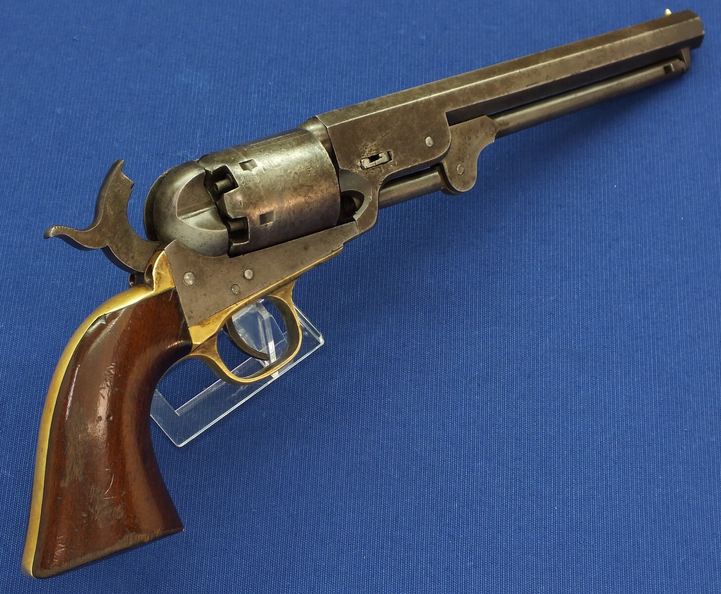 An antique American Colt Model 1851 Navy 6 shot Percussion Revolver, .36 caliber, 7 1/2 inch barrel with New York address, single action. In very good condition. Price 3.350 euro