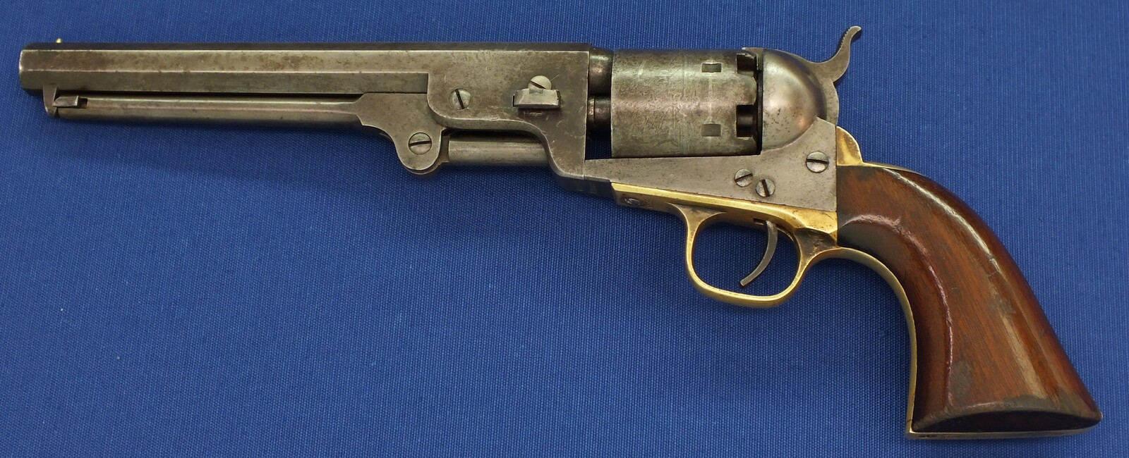 An antique American Colt Model 1851 Navy 6 shot Percussion Revolver, .36 caliber, 7 1/2 inch barrel with New York address, single action. In very good condition. Price 3.350 euro