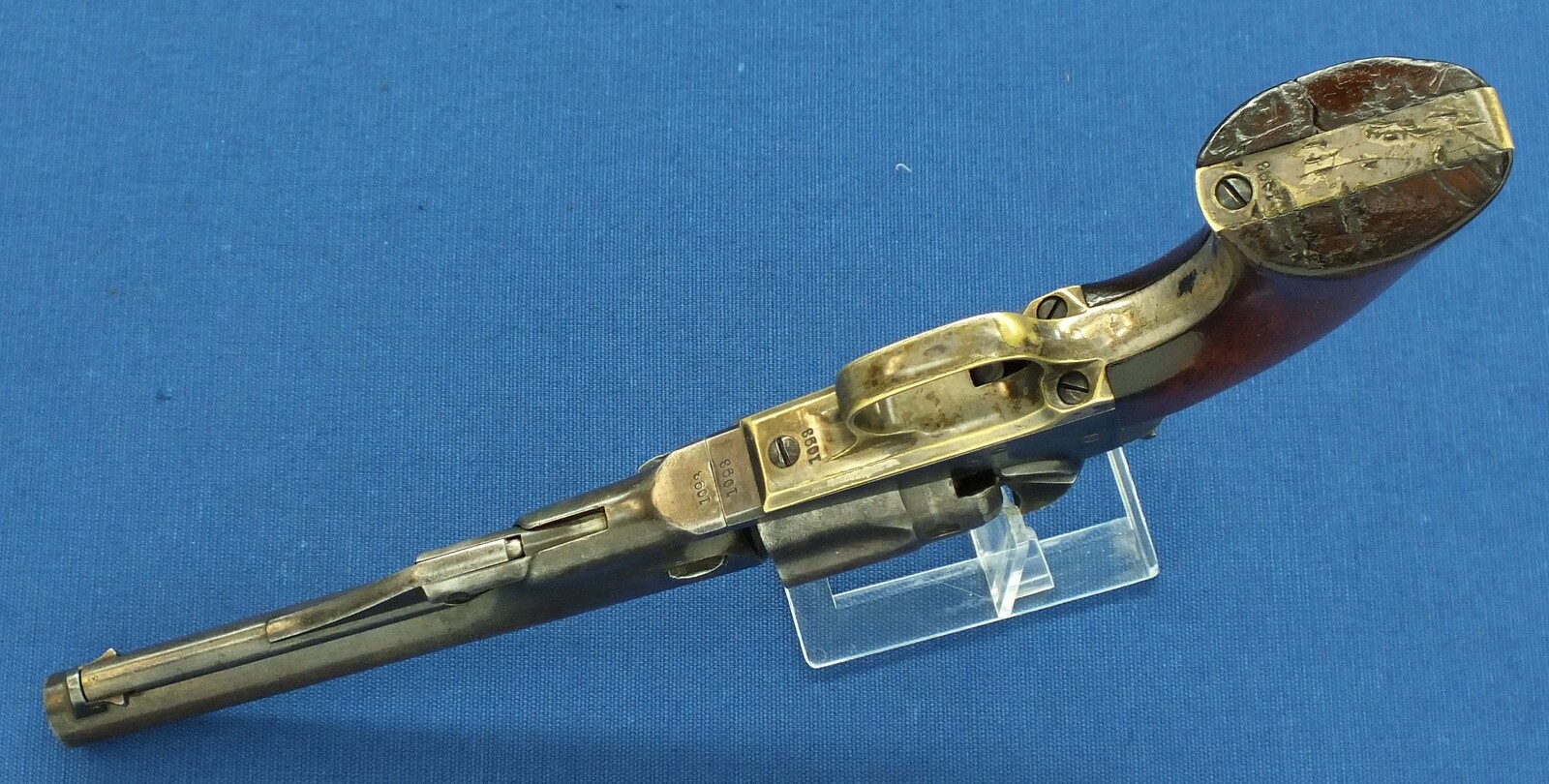 An antique American Colt model 1862 Police 5 shot percussion Revolver. 36 caliber, 5,5 inch barrel with Hartford address. Length 28,5cm. In very good condition. Price 2.750 euro