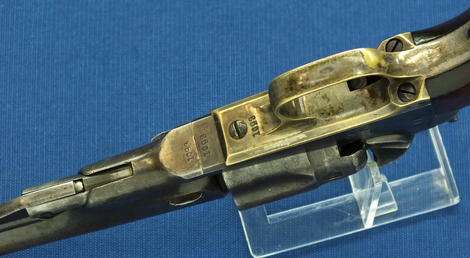 An antique American Colt model 1862 Police 5 shot percussion Revolver. 36 caliber, 5,5 inch barrel with Hartford address. Length 28,5cm. In very good condition. Price 2.750 euro