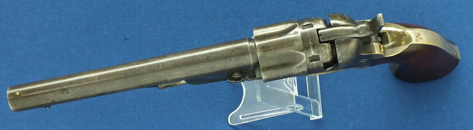 An antique American Colt model 1862 Police 5 shot percussion Revolver. 36 caliber, 5,5 inch barrel with Hartford address. Length 28,5cm. In very good condition. Price 2.750 euro