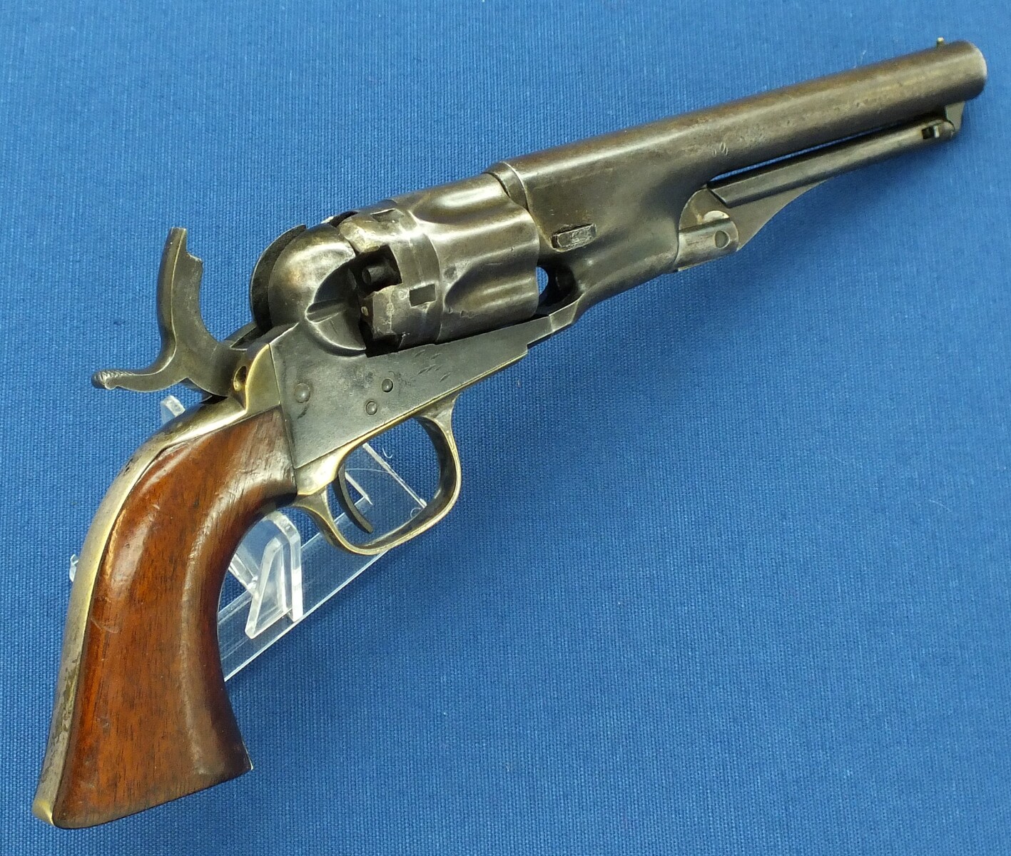 An antique American Colt model 1862 Police 5 shot percussion Revolver. 36 caliber, 5,5 inch barrel with Hartford address. Length 28,5cm. In very good condition. Price 2.750 euro