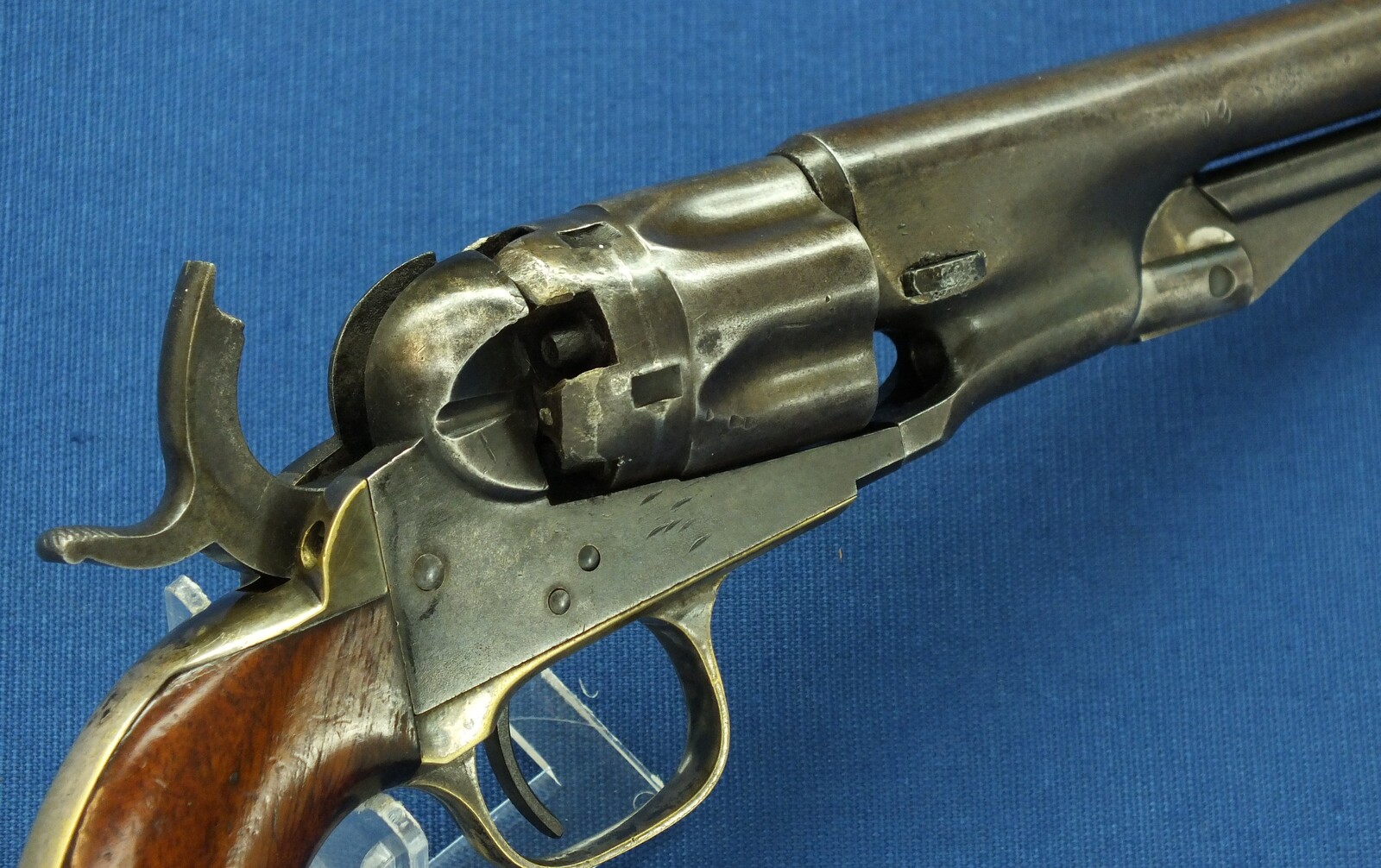 An antique American Colt model 1862 Police 5 shot percussion Revolver. 36 caliber, 5,5 inch barrel with Hartford address. Length 28,5cm. In very good condition. Price 2.750 euro