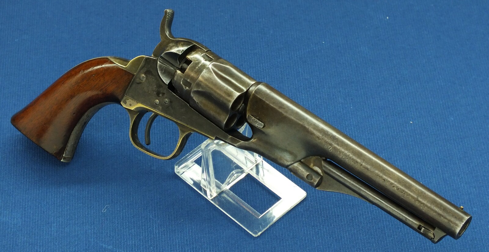 An antique American Colt model 1862 Police 5 shot percussion Revolver. 36 caliber, 5,5 inch barrel with Hartford address. Length 28,5cm. In very good condition. Price 2.750 euro